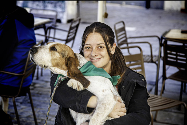 Donna che abbraccia il cane
 - Foto, immagini