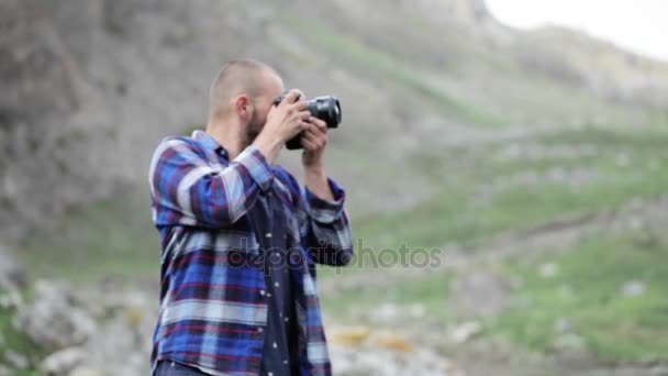 Photographer takes pictures of wildlife in the mouintains. - Filmati, video