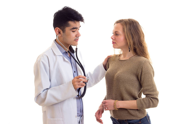 Доктор слушает сердцебиение женщины
 - Фото, изображение