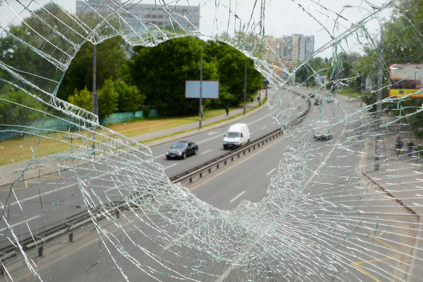 Пейзаж города через разбитое стекло
 - Фото, изображение