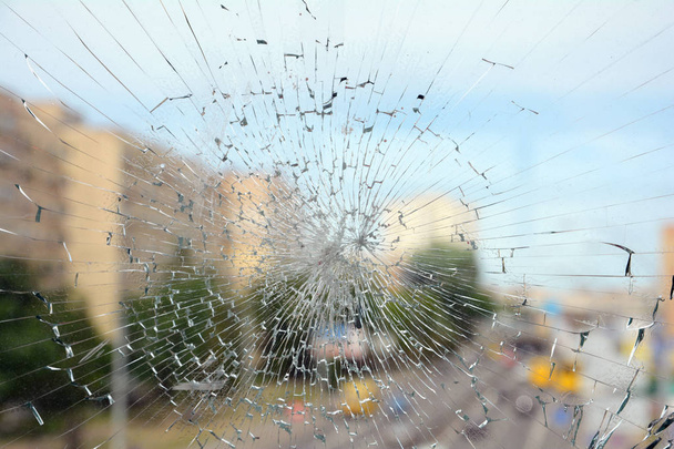Városkép a törött ablakon üvegen keresztül - Fotó, kép