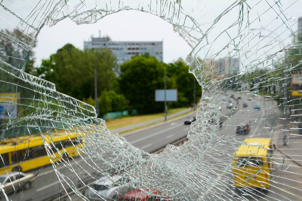 Пейзаж города через разбитое стекло
 - Фото, изображение