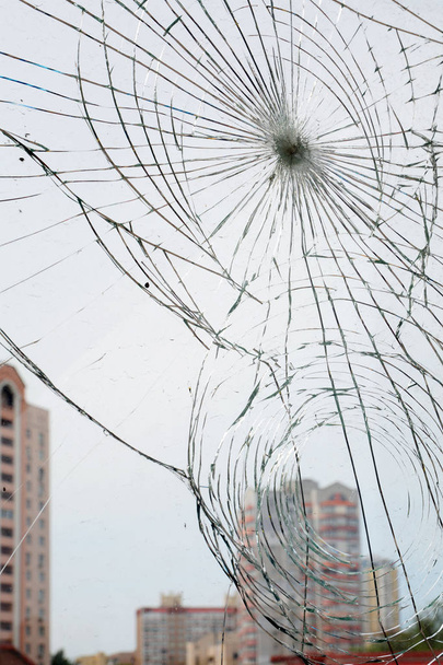 Stad door het gebroken raam-glas - Foto, afbeelding