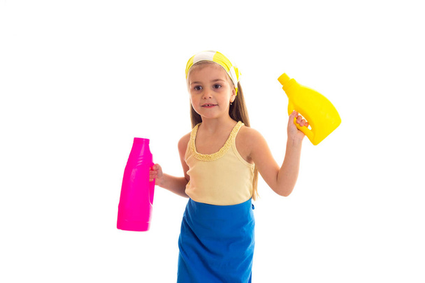 Menina no avental segurando duas garrafas
 - Foto, Imagem