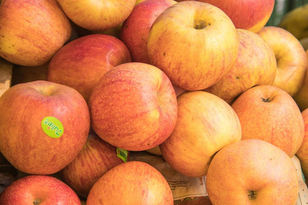 μήλα πώληση στο κατάστημα φρούτων - Φωτογραφία, εικόνα