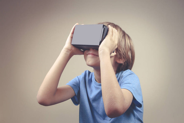 Niño usando nueva realidad virtual, gafas de cartón VR
 - Foto, imagen
