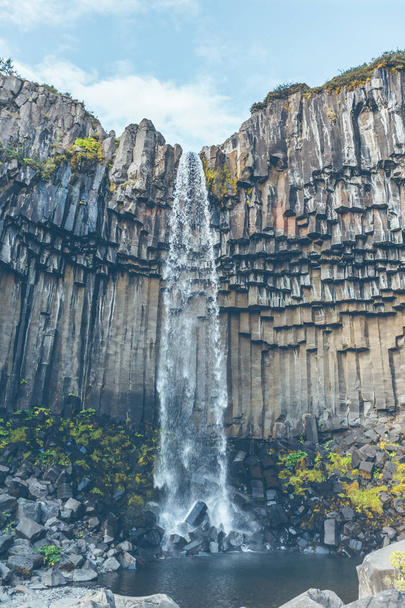 Svartifoss водоспад під синє літнє небо - Фото, зображення