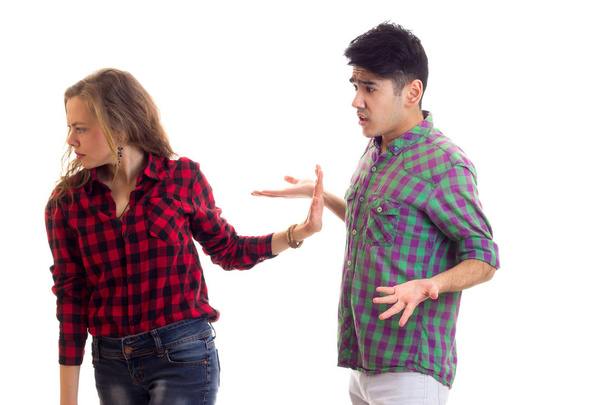 Молода пара в плетених сорочках сперечаються
 - Фото, зображення