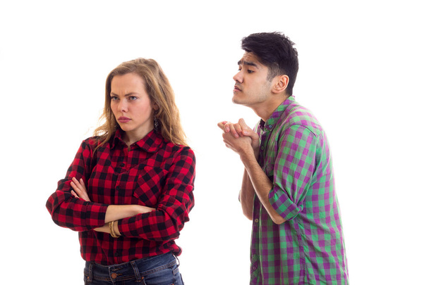 Jovem casal em camisas xadrez discutindo
 - Foto, Imagem