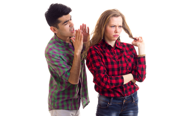 Jeune couple en chemises à carreaux argumenter
 - Photo, image