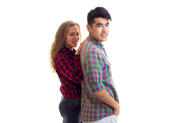 Jeune couple en chemises à carreaux câlin
 - Photo, image