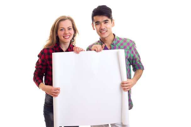 Jovem casal em camisas xadrez segurando cartaz
 - Foto, Imagem