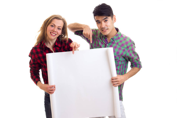 Νεαρό ζευγάρι στο καρό πουκάμισα κρατώντας πλακάτ - Φωτογραφία, εικόνα