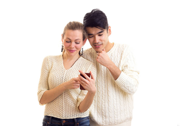 Jeune couple utilisant un smartphone
 - Photo, image