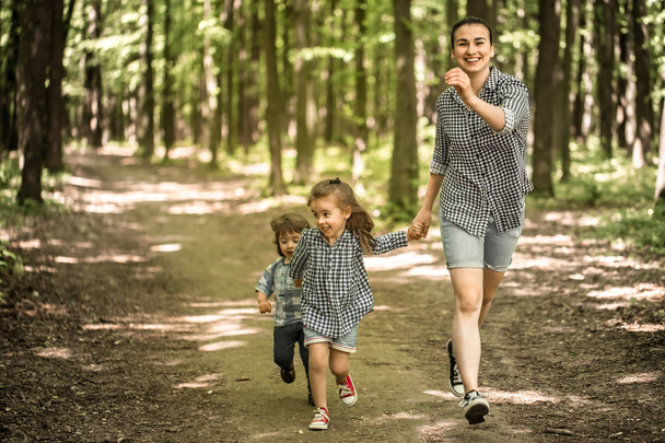Μητέρα με κόρες βόλτα στο δάσος - Φωτογραφία, εικόνα