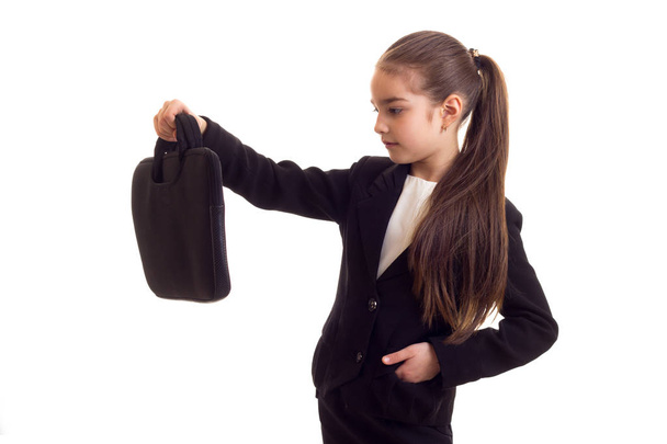 Menina em casaco preto segurando diplomata
 - Foto, Imagem