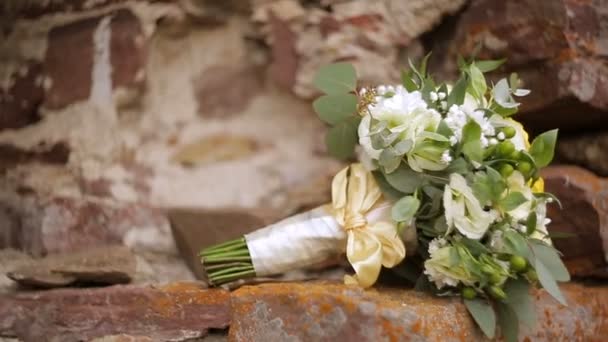 Bruiloft-bouquet die wordt gedreven door de wind - Video