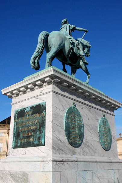 Sculptuur van Frederik V te paard in Amalienborg plein in Co - Foto, afbeelding