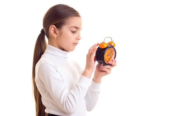 маленькая девочка держит часы
 - Фото, изображение