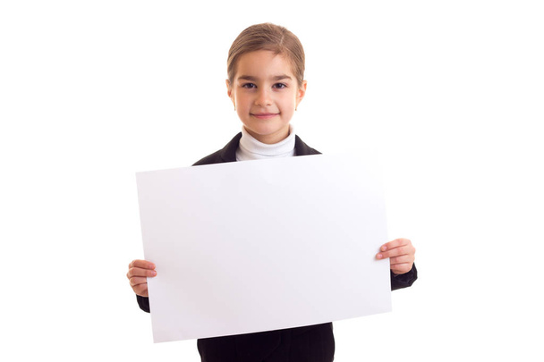 Μικρό κορίτσι εκμετάλλευση λευκό πανό - Φωτογραφία, εικόνα