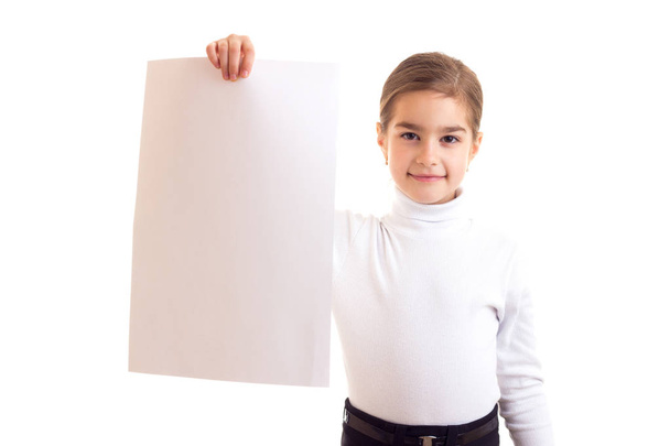 Mała dziewczynka gospodarstwa biały transparent - Zdjęcie, obraz