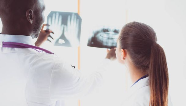 Lekarze analizujący rentgen w mecie - Zdjęcie, obraz