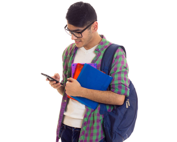 Jeune homme avec sac à dos, smartphone et livres
 - Photo, image