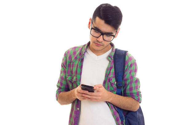 νεαρός άνδρας με σακίδιο και smartphone - Φωτογραφία, εικόνα