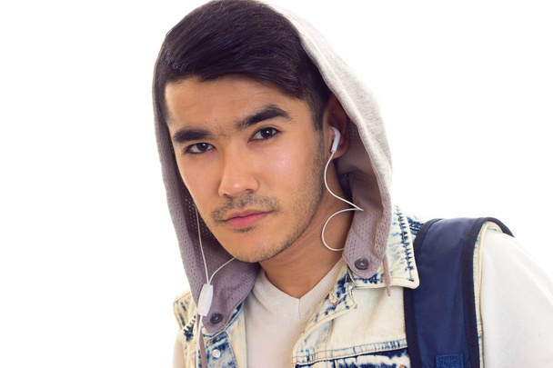 Νεαρό άνδρα με σακίδιο και ακουστικά - Φωτογραφία, εικόνα