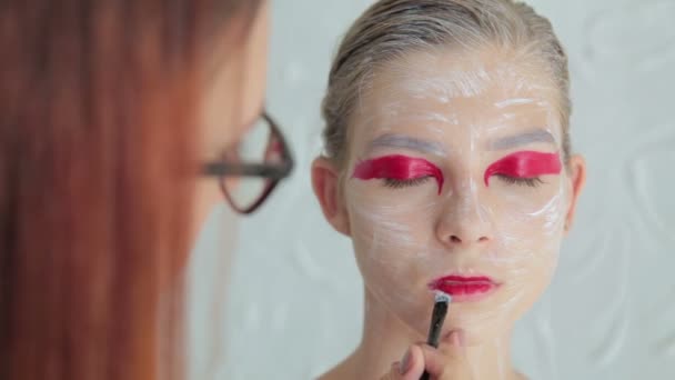 4 tirs. Peinture à lèvres : maquilleur professionnel maquillant le visage
 - Séquence, vidéo