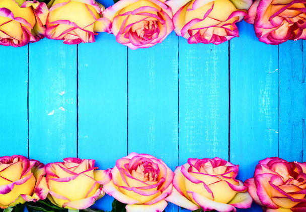  žluté růže na modrém pozadí dřevěná - Fotografie, Obrázek