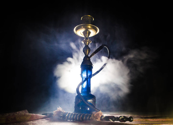 Wasserpfeife heiße Kohlen auf Shisha-Schüssel mit schwarzem Hintergrund. stilvolle orientalische Shisha - Foto, Bild