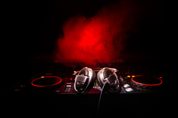 DJ przędzenia, mieszanie i drapanie w nocnym klubie, ręce dj tweak różnych formantów utwór na pokładzie dj's, stroboskopowe i mgła, Selektywny fokus, z bliska. Koncepcja życia klub Muzyka DJ - Zdjęcie, obraz