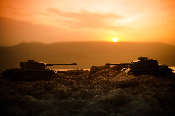 Έννοια του πολέμου. Στρατιωτική σιλουέτες καταπολέμηση σκηνή ουρανός ομίχλη του πολέμου στο παρασκήνιο, παγκόσμιο πόλεμο στρατιώτες σιλουέτες παρακάτω νεφελώδη ορίζοντα, τη νύχτα. Σκηνή επίθεση. Θωρακισμένα οχήματα. Δεξαμενές μάχη - Φωτογραφία, εικόνα