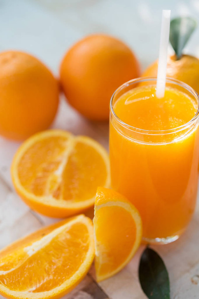Sumo de laranja recentemente espremido, close-up
 - Foto, Imagem