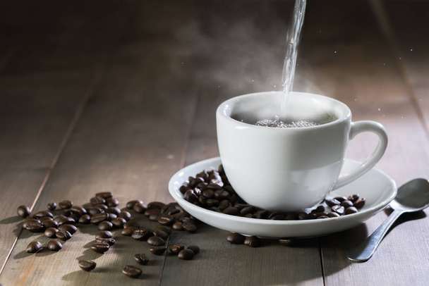 poner agua caliente a la taza de café con humo
 - Foto, Imagen