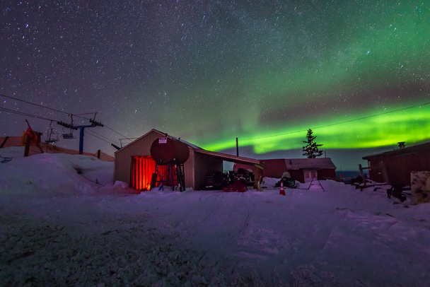 Renkli Kuzey ışıkları karanlık gecede - Fotoğraf, Görsel