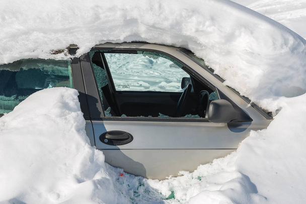 Samochód uderzył w śniegu, Alaska, Stany Zjednoczone Ameryki - Zdjęcie, obraz