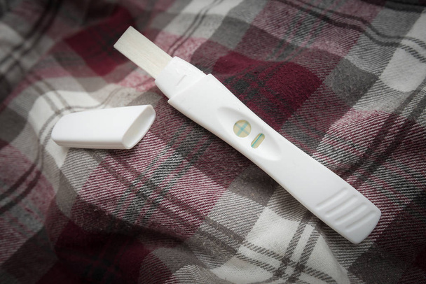 detailní těhotenský test s pozitivním těhotenstvím - Fotografie, Obrázek