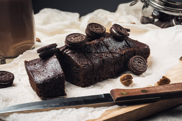 Chocolade brownie op houten snijplank.  - Foto, afbeelding