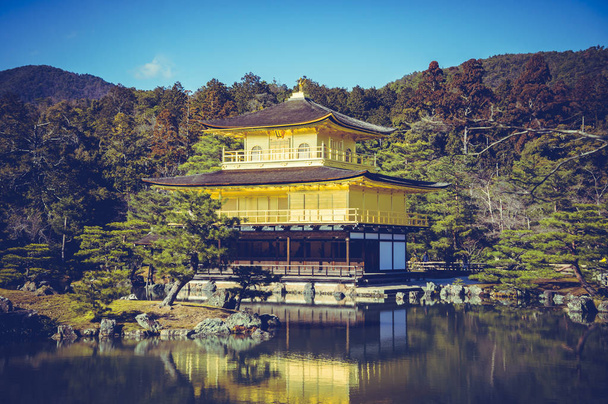 Hermosa arquitectura del templo de Kinkakuji (El pabellón de oro
) - Foto, Imagen