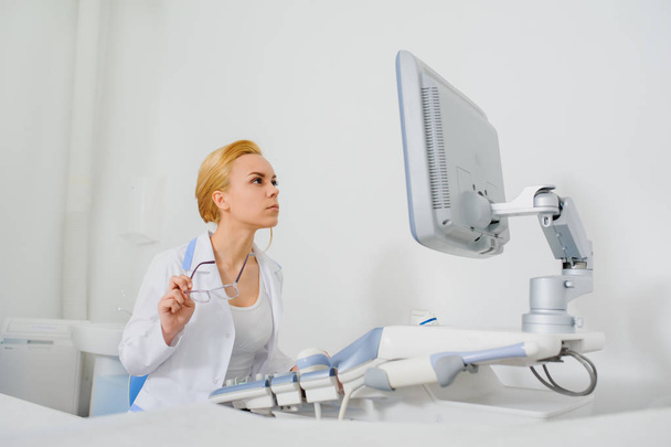 medico analizzare il risultato della macchina diagnostica ad ultrasuoni
 - Foto, immagini
