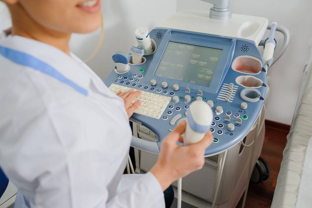 Examen par ultrasons machine USG
  - Photo, image