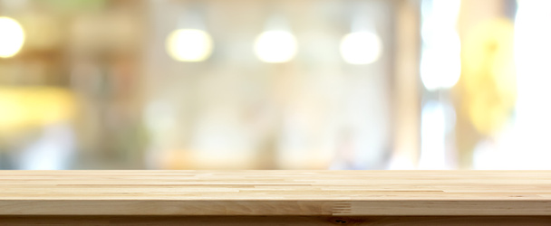 Mesa de madera sobre fondo interior borroso restaurante
 - Foto, imagen