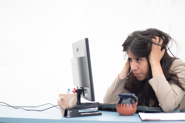  Totally overwhelmed office employee front of her computer screen - Photo, Image