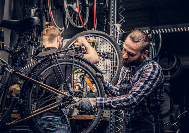 Mecánica de bicicletas en un taller
 - Foto, Imagen
