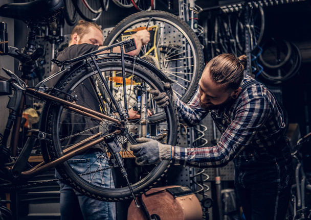 Mecánica de bicicletas en un taller
 - Foto, Imagen