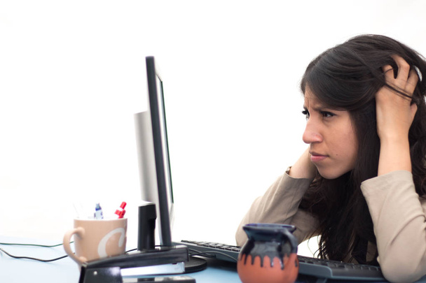  völlig überforderte Büroangestellte vor ihrem Computerbildschirm - Foto, Bild