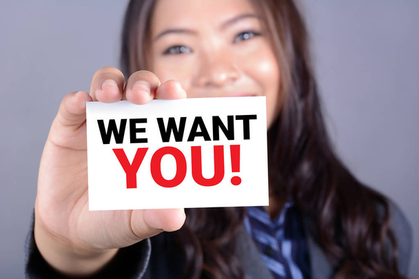Seni istiyoruz! Bir iş kadını tarafından gösterilen karttaki mesaj - Fotoğraf, Görsel