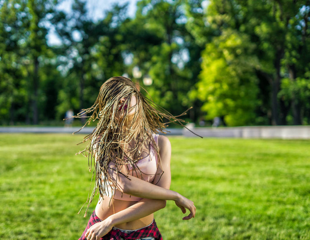 fille avec zizi cornrows dreadlocks danse sur la pelouse
 - Photo, image